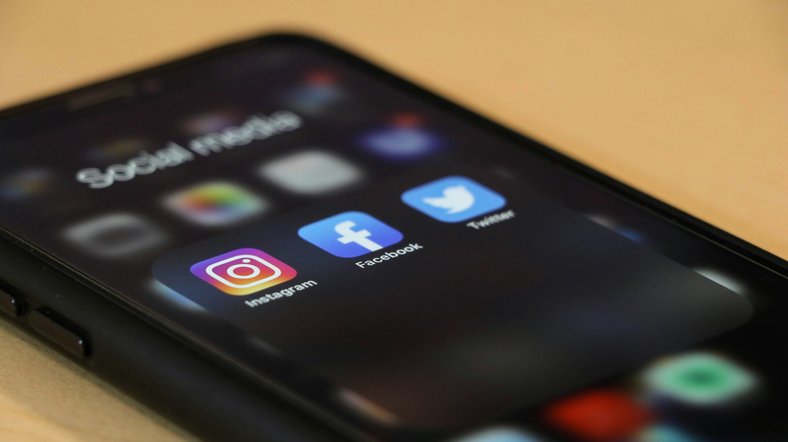 schermo cellulare con in evidenza icone di instagram, Facebook e twitter